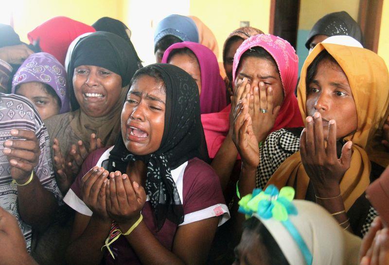 東南亞爆發難民危機,保守估計至少有7千人受困在糧食與飲水逐漸稀少的搖晃船隻上。圖為洛興雅婦女。( 中央社)