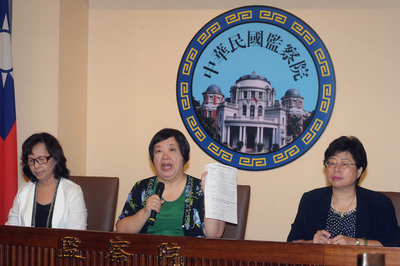 監察院通過楊美鈴(左起)、馬以工、沈美真等監委所提空軍總部謝姓女童與江國慶案,及許榮洲涉案部分等調查報告,10日在監察院舉行記者會對外說明。(中央社)