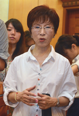 立法院副院長洪秀柱近期民調看漲。她表示，民調看看就好，她比較重視基層民眾對她的支持與期許。（資料照片，中央社）20150603