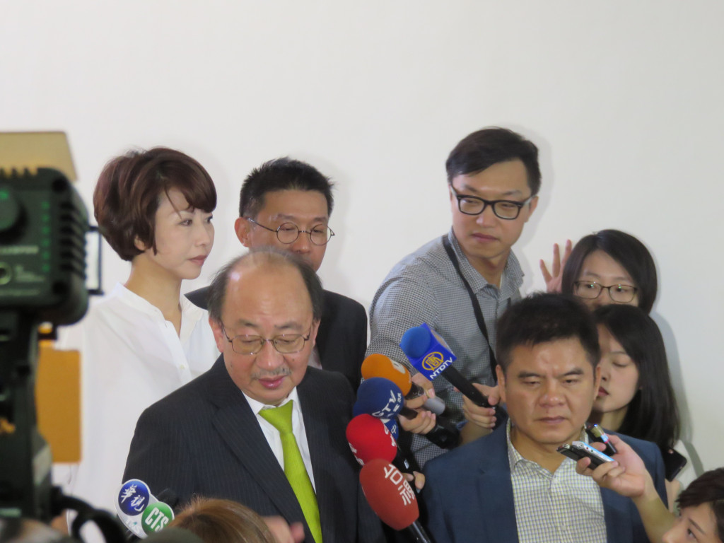 焦土表決大戰，立院28日上午協商又破局，黨團總召柯建銘會後向媒體轉述時向國民黨喊話，「來協商就不會表決」，盼國民黨撤掉法案。書記長陳亭妃也表示，國民黨提案若合理，民進黨也會支持刪減。圖／唐詩