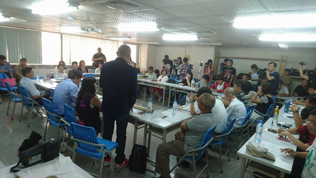 黃國昌今天召集雲林關心六輕污染問題的專家與地方人士座談，並要求台塑必須面對這個議題。圖/黃辦提供