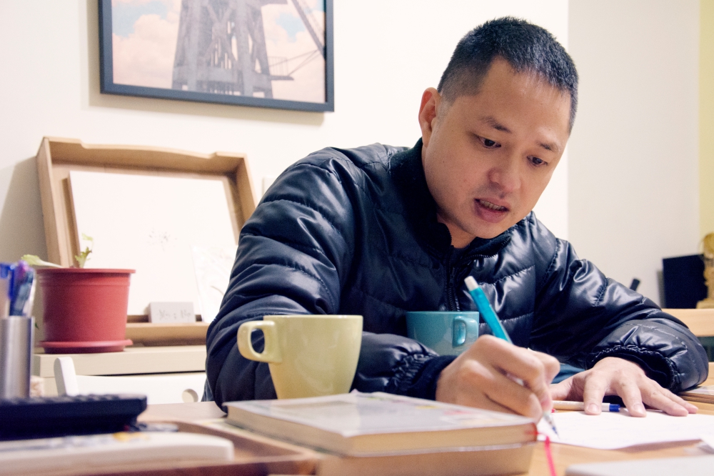 能演能導的鄭有傑近年成績亮眼，在製作環境貧瘠的台灣拍片，他認為，影像有趣的地方，就是沒有很多資源，還是有辦法感動人。圖／科學月刊提供