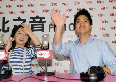 國民黨立法委員參選人、蔣家第四代蔣萬安（右）接受周玉蔻專訪，談他投入的立委選舉之路。（中央社）20150521