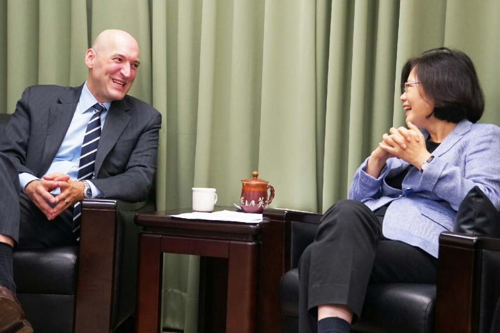 民進黨主席蔡英文今(22)日與美國核管會前委員長Gregory Jaczko會面,雙方交流福島核災後核能發電的省思,並就民進黨新能源政策進行討論。(圖由民進黨提供20150522)