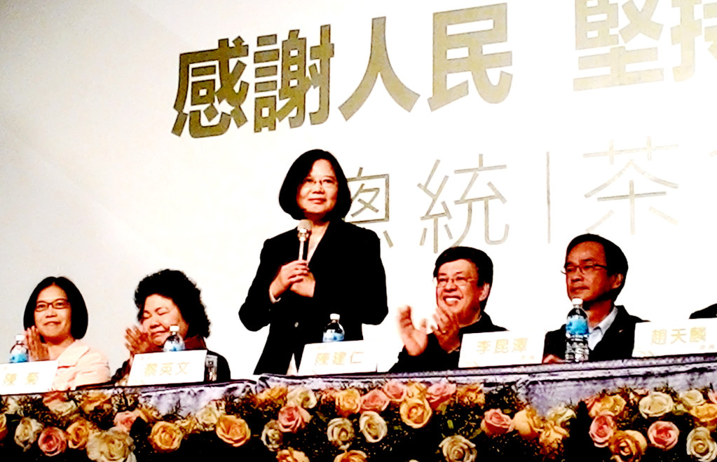 蔡英文說，：「權力來自人民，人民暫時把權力交給我，如果我們沒有做到人民期待，人民會把權力再拿回去」。(記者陳俊廷攝)