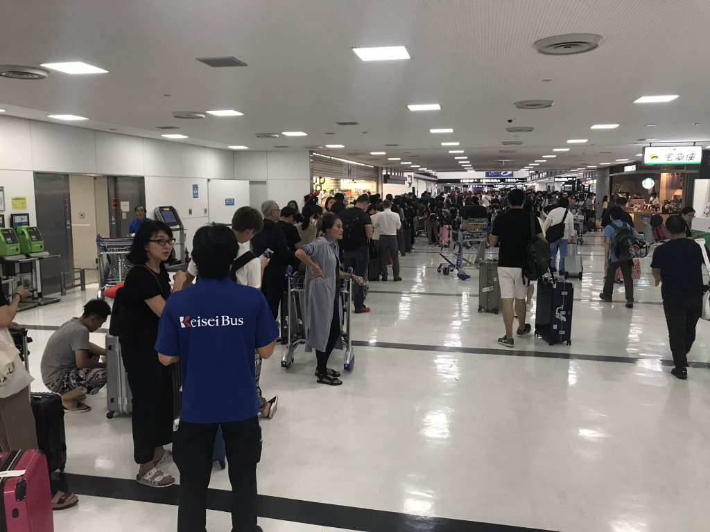 颱風法西侵襲日本關東地方，造成大批旅客滯留機場。圖／Twitter