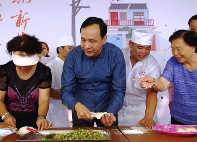 新北市長朱立倫（前左2，中央社資料照片）對於十月辭職參選不回應，而是行銷新北市的筊白筍，「十月分歡迎大家來我們新北市，我陪著大家一起到我們的三芝或北海岸吃我們的筊白筍