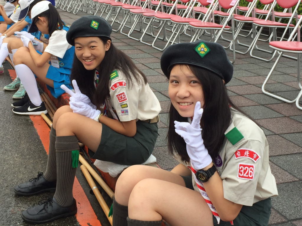 中華民國北市童軍、新北市童軍400人今天一早6點就來到國慶日典禮會場，開心比著yeah，朝氣蓬勃，很吸睛！(圖/朱蒲青) 