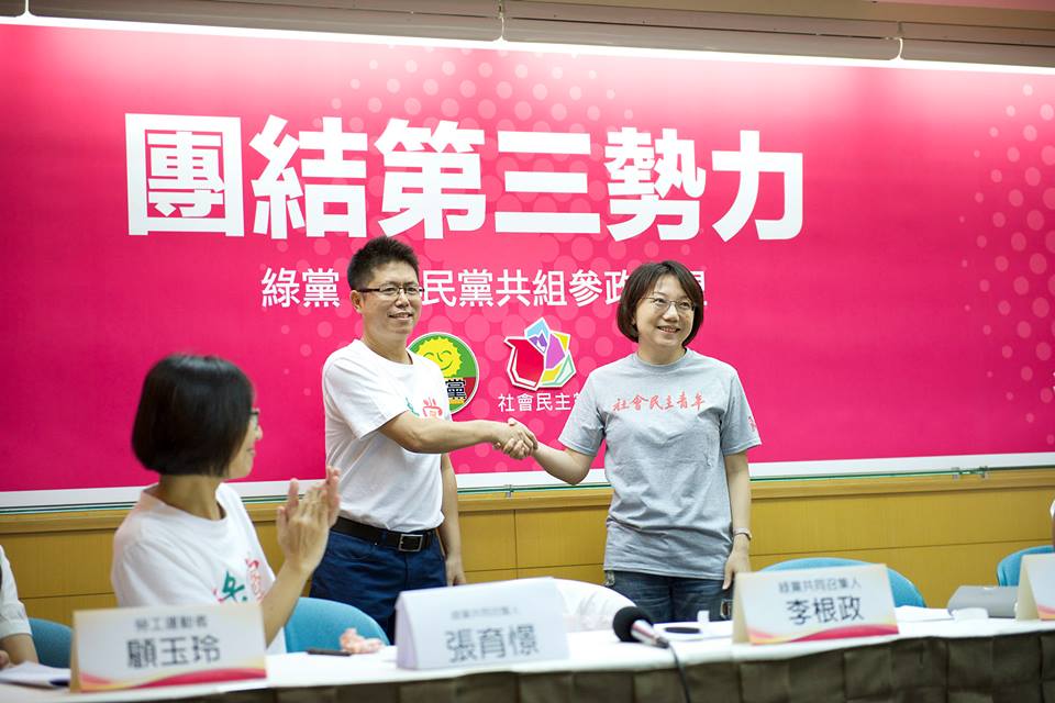 第三勢力整合再添一力量,綠黨、社會民主黨今日宣布合組參政聯盟,將全力進軍立法院,喊出「淘汰國民黨、監督民進黨」,同時強調不會完全支持小英,將以政策為檢視對象。(黃謙賢 攝)