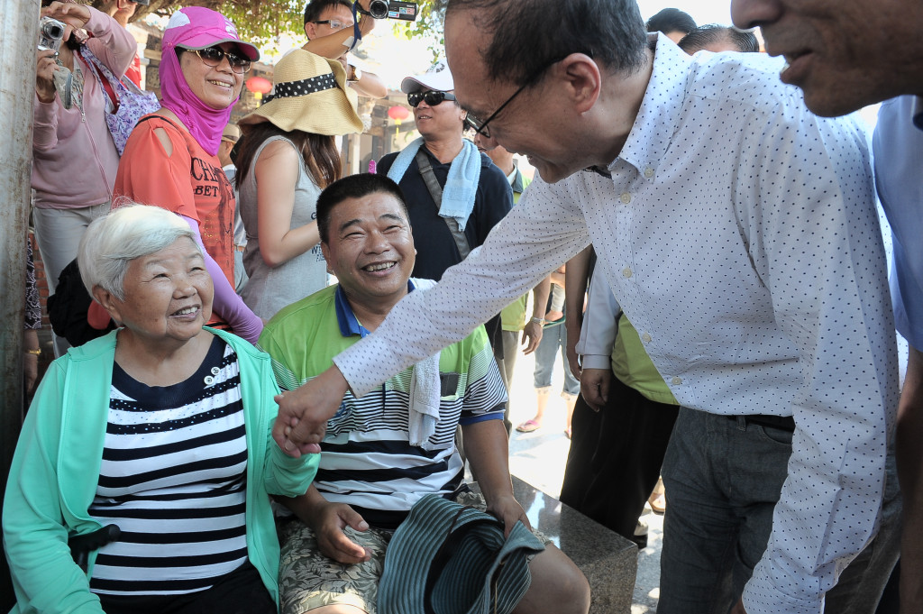 行政院長林全18日上任後首度訪視澎湖，與民眾寒暄。（行政院提供）