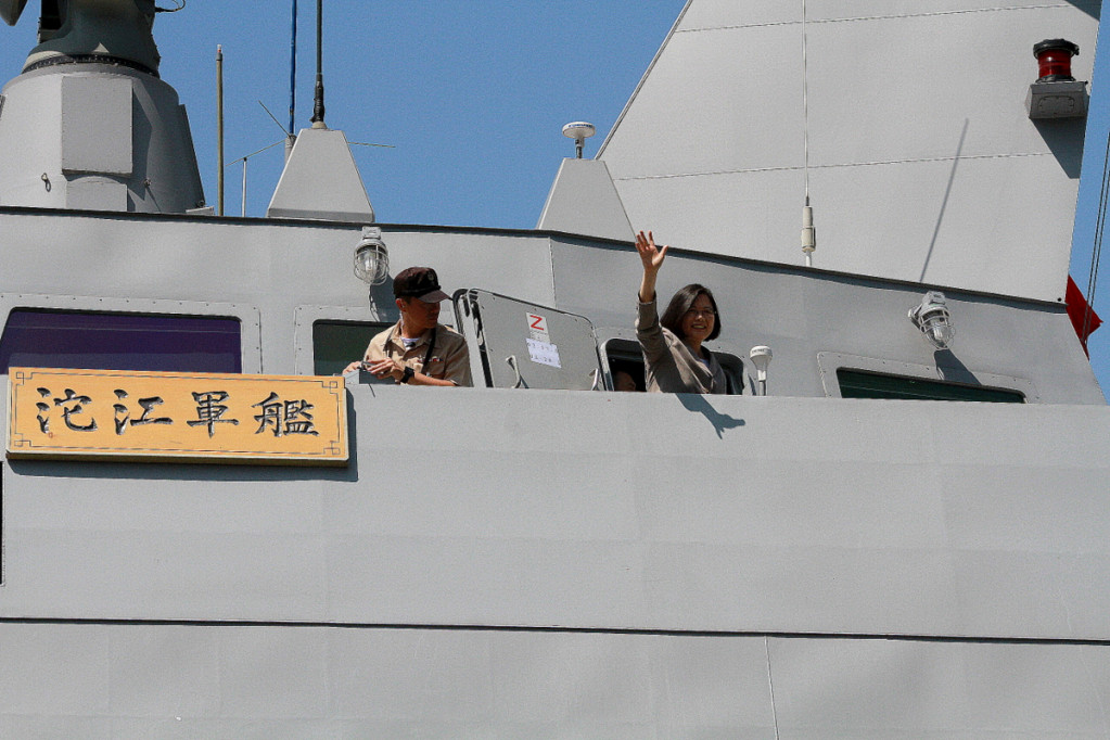 蔡總統首度登上沱江軍艦，並升起統帥旗出海「短程巡弋」。（何豪毅攝）20160604