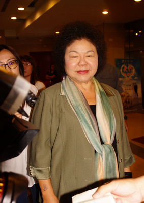 高雄市長陳菊（中）直言，要決定上班、上課，需要一點勇氣。（中央社資料照片）