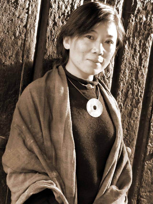 圖博人權作家唯色在新書《絳紅廢墟》揭發中共「圖博野蠻落後，全靠中國恩惠才能享受繁榮」的謊言。圖／大塊文化提供