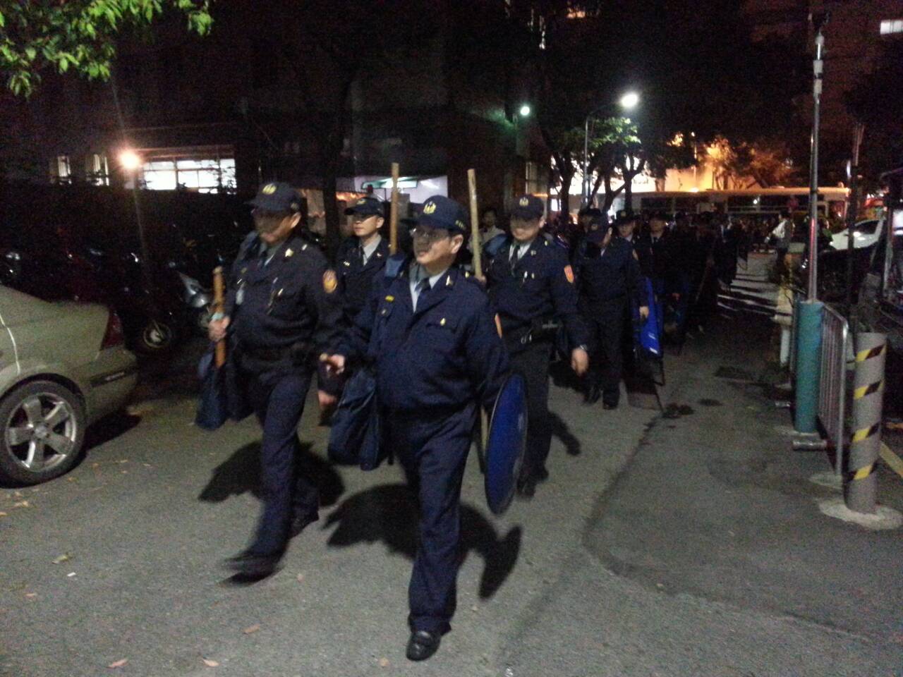 民眾教戰守則呼籲,要阻擋警察換班,才能降低被攻堅的可能。