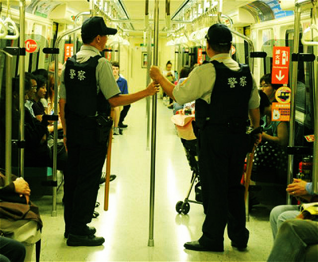 台北市長郝龍斌今天表示，雙北兩市已達成協議加派分局警力進駐捷運站，且為永久性措施。(圖:中央社)