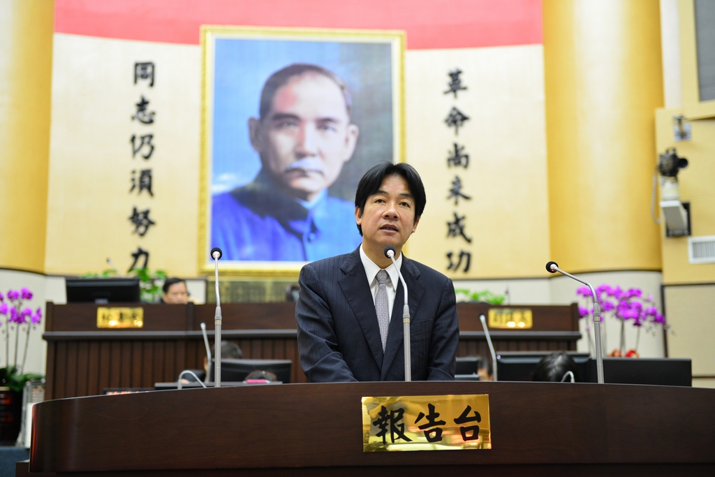 賴市長前往議會做施政報告。