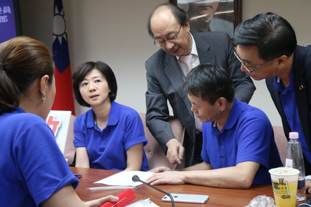 立院衛環委員會一早被國民黨立委霸占主席台,綠委柯建銘帶來一紙協議,不過藍委王育敏、陳宜民等人當場回嗆拒簽。圖/何豪毅攝