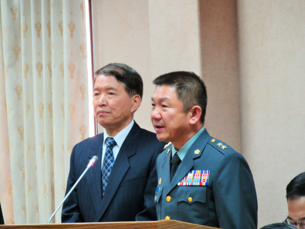 藝人李蒨蓉登阿帕契直升機引爆風波，傳出有第4團到601旅參觀，國防部長高廣圻（圖左）今日上午證實有第4團，他們是依規定訪視飛行官；不過，對於傳出有人帶狗參訪，陸軍強調合於規定，陸軍參謀長郝以知中將（圖右）稱，「我們沒有規定他不可以帶狗」、「這是個人興趣、個人嗜好」。（記者唐詩攝影）20150409