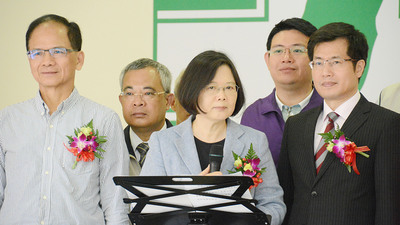 民進黨主席蔡英文（前中）擔任新北市長參選人游錫堃(右)競選總部主委。(中央社)