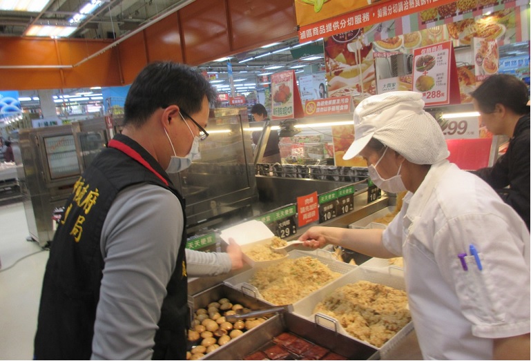 台中市衛生局抽驗大賣場自製熟食丶便當，大腸桿菌不合格率高達56％，且大買家丶愛買丶大潤發丶楓康丶裕毛屋……均中鏢，教消費者何去何從？（中市衛生局提供）