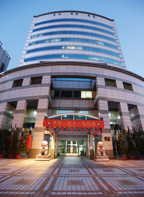 行政院長林全昨天透過新聞稿質疑國民黨不該用不當黨產去支應黨工薪資或退休金,並批「黨工權益」非規避條例適用的尚方寶劍。雖然林全今天受訪時說,這只是未來執法說明,非行政院特別政策,也沒涉及個人情緒。但國民黨黨工薪資平均55556元,較勞工平均薪資高了近萬元。圖為國民黨中央黨部。圖/中央社