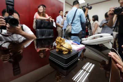 國民黨準總統參選人洪秀柱競選辦公室首度曝光。洪秀柱辦公室桌上一隻金色龍龜引起媒體注意,疑為前副主席曾永權所遺留。(中央社)20150622