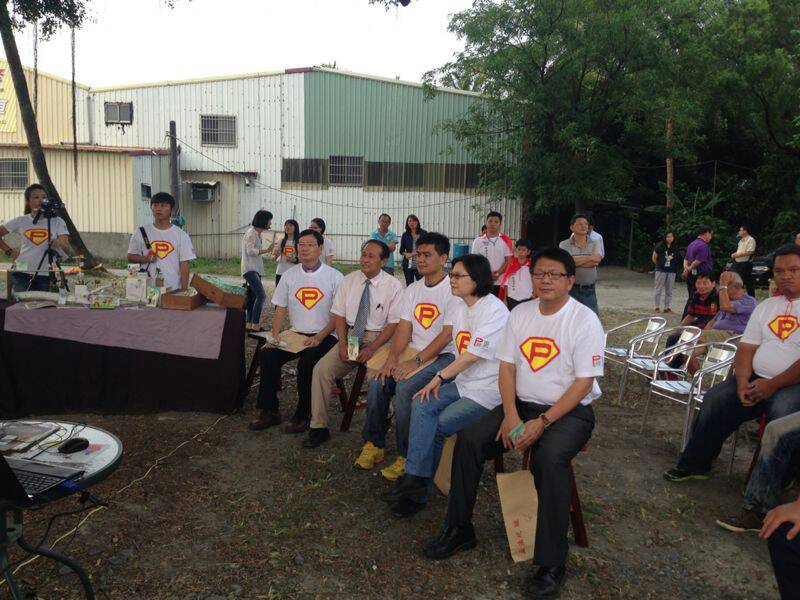 民進主席蔡英文今(5)日在屏東縣長候選人潘孟安、屏東市長候選人邱名璋陪同下，赴屏東市中央市場關心新住民工作現況，希望新住民在屏東安區樂業。（民進黨提供）