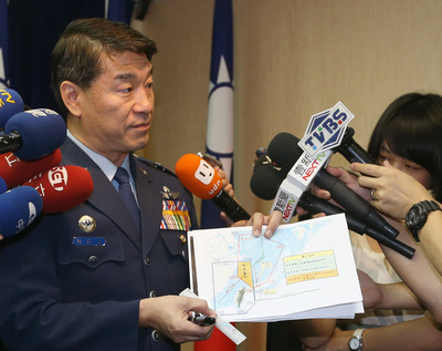空軍作戰指揮部參謀長熊厚基少將（左）26日在國防部例行記者會證實，中國「運8電偵機」25日2度進入我防空識別區，國軍幻象、IDF隨即上空攔截、驅離。（中央社）