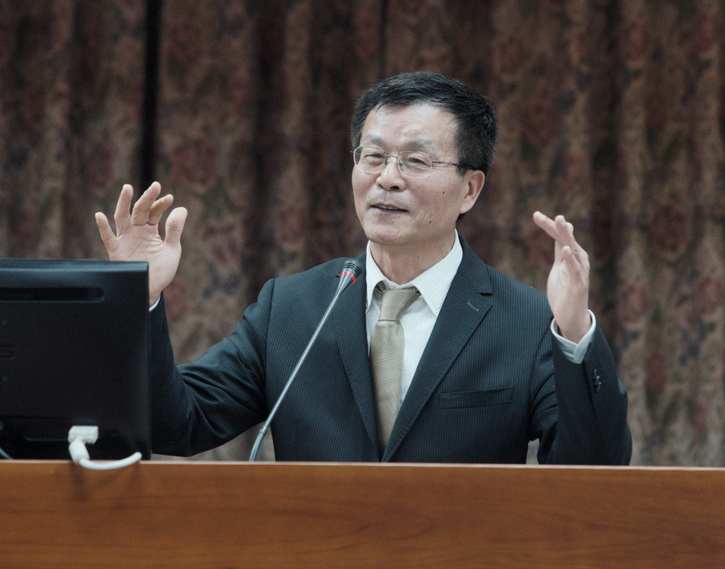 前故宮博物院院長馮明珠去年卸下院長職後，不到半年就答應擔任北京故宮研究院顧問，並在任內急忙修訂正、副院長赴中年限，從過去的3年改為1年，引發非議之後去年10月辭掉北京故宮顧問職。國民黨立委陳學聖今（11）日質詢時詢問故宮是否應給馮明珠交代，回復名譽？對此院長林正儀（見圖）表示「沒有問題」。圖/張良一