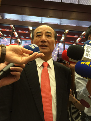 針對準國民黨總統候選人洪秀柱曾患乳癌ㄧ事,立法院長王金平8日出席活動時表示「不清楚」,不過王認為洪秀柱的健康「應該很好」。(中央社)20150708