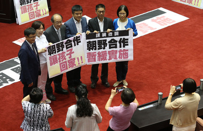 立委李俊俋代表民進黨出席國會改革辯論時提到:以後包括公聽會、程序委員會，包括黨團協商，通通要轉播。(資料畫面:中央社)