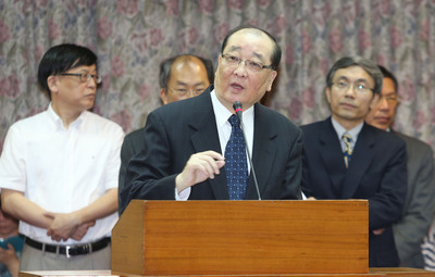 文化部長洪孟啟今（23）日表示，各部會認為有必要在電影播映前播放政令宣導片，暫時保留相關條文。(中央社資料照片) 20150323