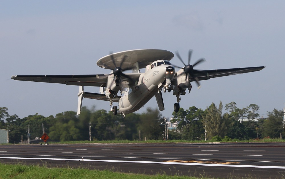 漢光30號演習第2天，E-2K空中預警機首次執行於高速公路嘉義民雄戰備道執行起降演練。圖為起飛畫面。（記者何豪毅攝）