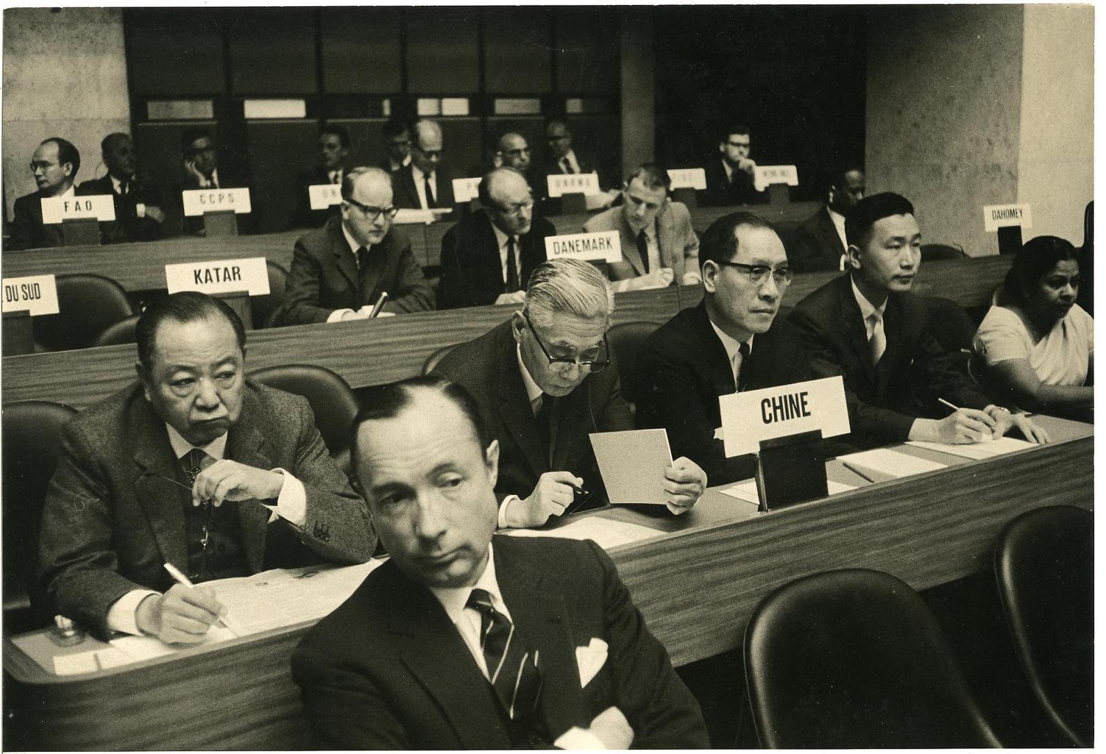 王耀東博士在中華民國尚未退出聯合國之前，曾以「中國代表」的身分 多次出席WHO世界衛生大會，對提升台灣醫療與國際接軌發揮了先聲 作用。圖為他出席大會時在中國代表席上（第二排左三。法文CHINE， 即英文CHINA）的歷史性留影。（照片為王國照教授提供）