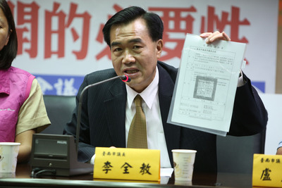 台南市議長李全教（圖）在市議會亮出監察院及行政院公文，宣布第一次定期大會預定6月10日至12日間恢復召開。（中央社）20150528