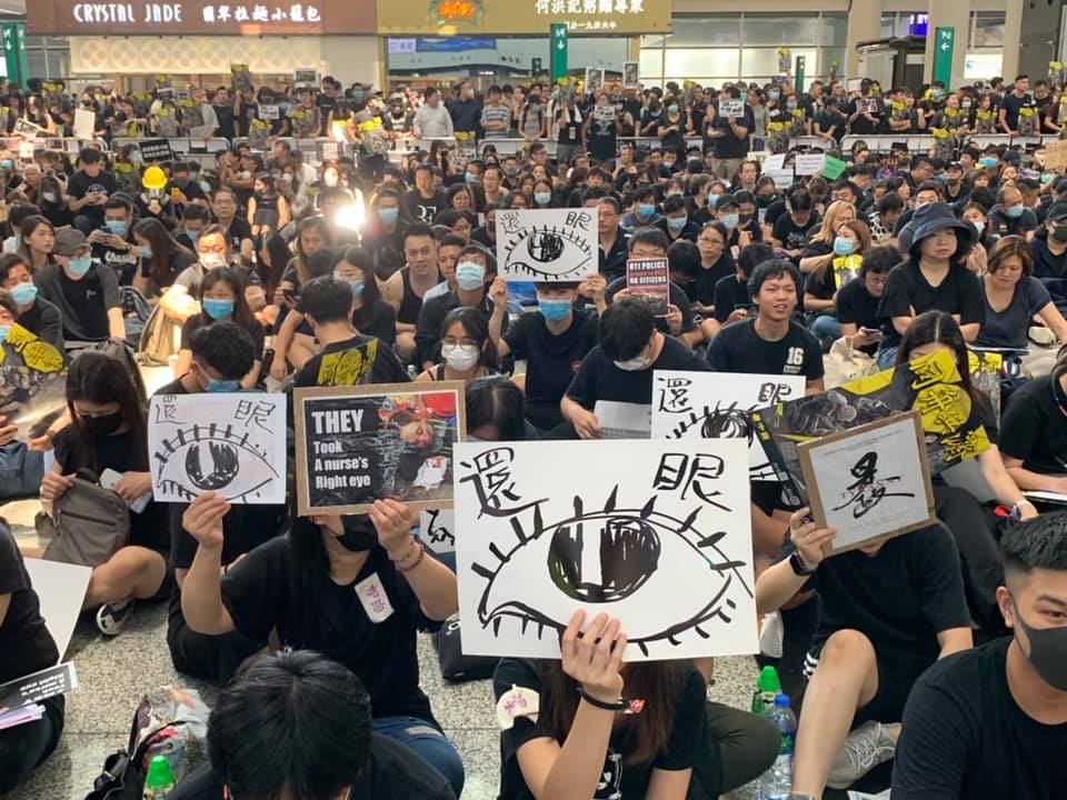 香港「反送中」一名女子遭警方擊中臉部，右眼恐失明，港民發起「黑警還眼」集會，呼籲百萬人塞爆機場，為受傷女「討回雙眼」。圖／取自香港大學學生會學苑即時新聞臉書