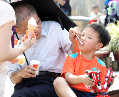 全台今天天氣炎熱，民眾吃冰消暑，醫師建議民眾夏天解渴盡量以開水、礦泉水代替糖分過高的飲料，切忌過分貪涼。(中央社資料照片)