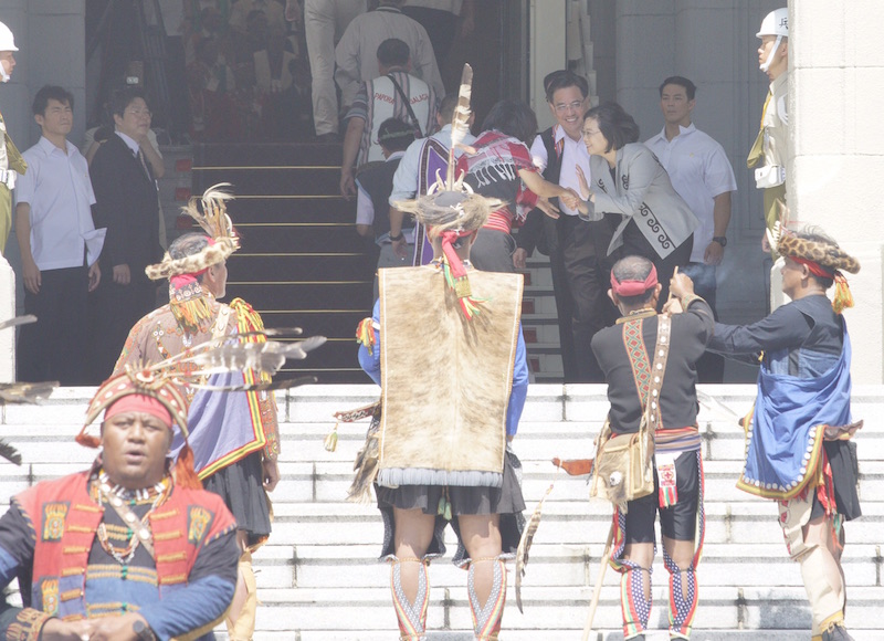 台灣史上第一位總統親自到總統府大門口親迎原住民，同時代表政府公開向原住民道歉，她希望這是國內和解的開始。