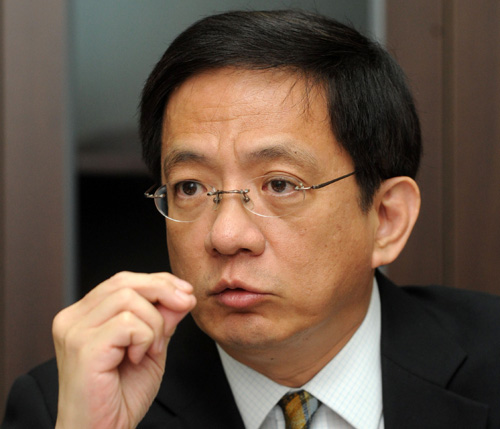 前副總統、中國國民黨前主席連戰執意前往中國參加閱兵、進行第三次「連習會」，「抗戰說」等一連串發言引發各界反彈，國發會前主委管中閔也在臉書砲轟連戰「、丟人現眼」，大罵「閱你個卡蹭」（屁股）。（資料照，中央社）