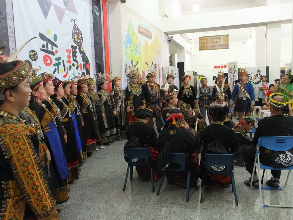 查瓦克部落原住民老少盛裝出席特展會，並合唱部落古調，餘音繞樑。（中市原民會提供）