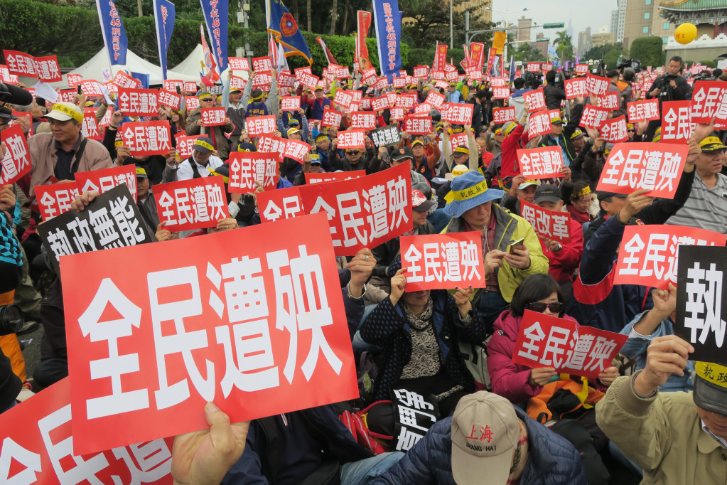 年金改革國是會議22日在總統府舉行，監督年金改革行動聯盟上凱道表達訴求，被阻隔在拒馬外。圖／邱萬興