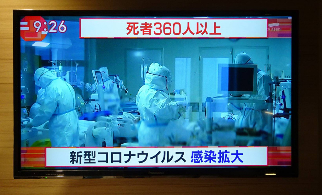 中國武漢肺炎病例破3萬，情勢險峻。首批武漢返台專機更被偷塞了確診病患，造成台灣防疫漏洞，我方要求本於人道主義及檢疫落實才能繼續接回滯留湖北的台商。(圖為日本電視報導武漢疫情／翻攝自日本電視節目)