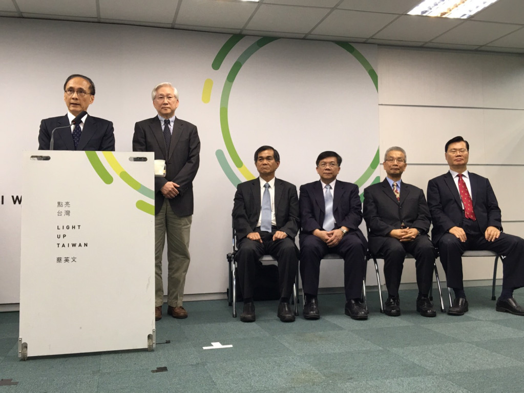 林全內閣今日公布財經單位三長,包括經濟部長李世光(右三)、財政部長許虞哲(右二)、金管會主委丁克華(右一)。(黃謙賢 攝)
