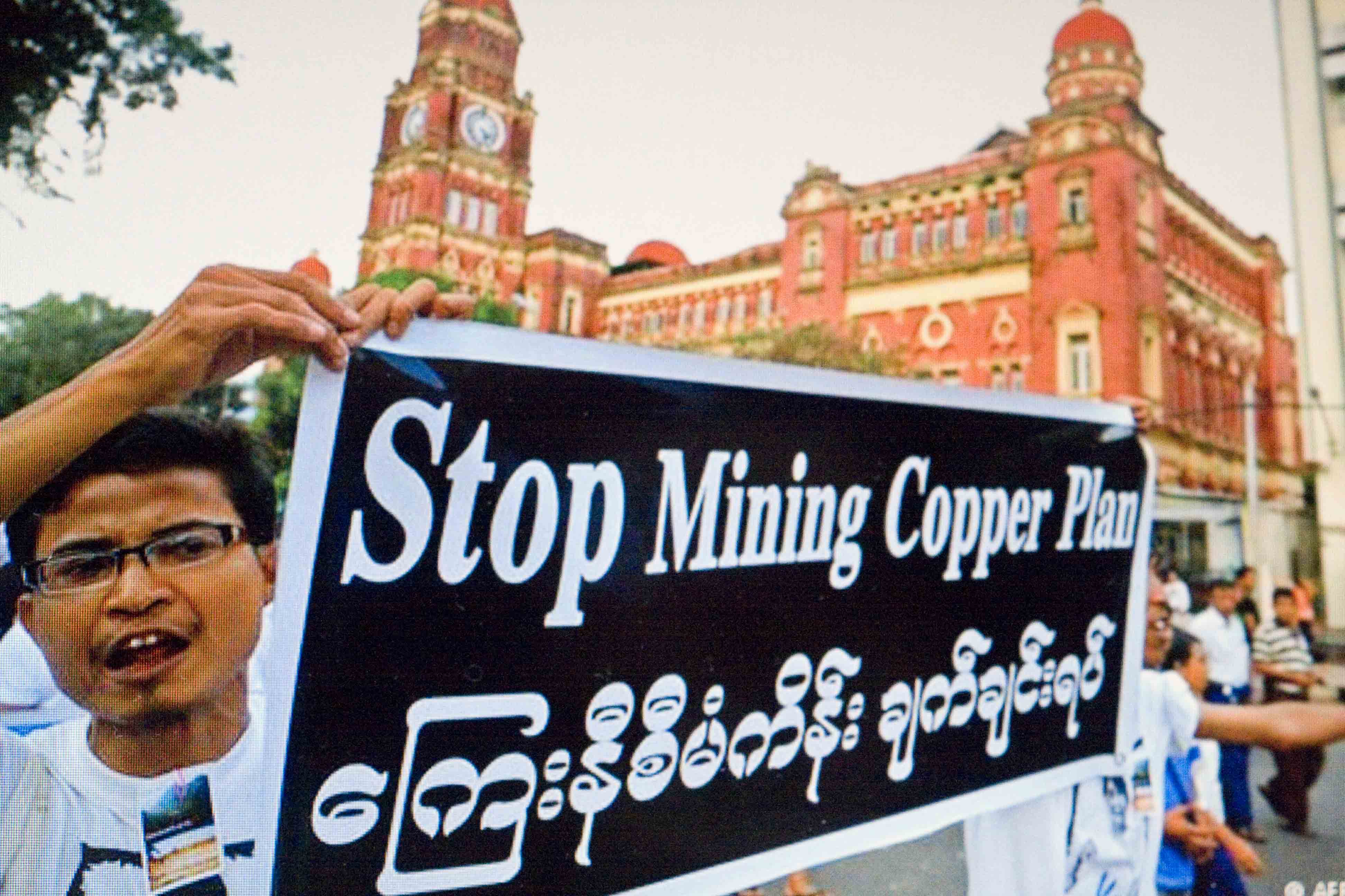 近500名緬甸民眾，週六在曼德勒市的市中心，中國領事館附近舉行示威，指其開採銅礦破壞人民賴以生存的土地（網路圖片翻攝）  
