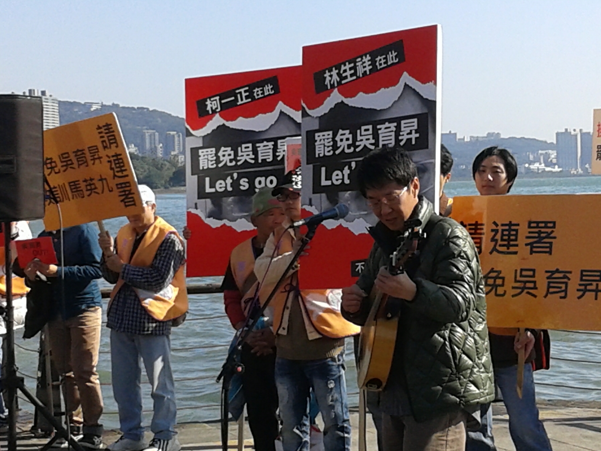憲法133實踐聯盟19日到淡水走唱，宣傳罷免立委吳育昇的連署。（劉明堂攝）