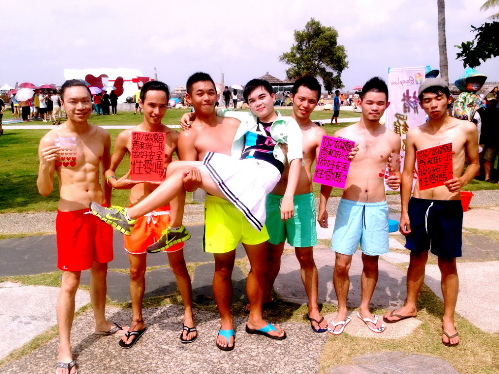 身穿六色海灘褲的年輕猛男，在活動現場宣導民眾正確的性觀念與安全性行為。（照片/嘉義縣府提供）