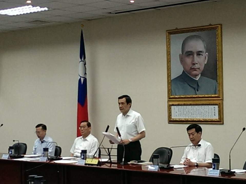 馬英九總統6日在中常會強調「中央地方一條心」,然而門外藍綠角力依舊,高雄災民要怎麼吞得下去?(記者唐詩攝影)