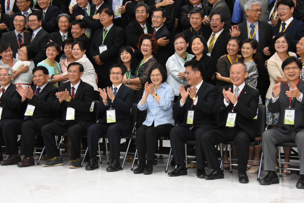 由彰化縣政府主辦，為期兩天的「中彰投苗高階主管共識營」，蔡英文總統就職後首次參加這項中部四縣市主管的大拜拜，氣氛良好，拍大合照也不再板著臉，確實比以往親民得多。（圖：台中市政府）