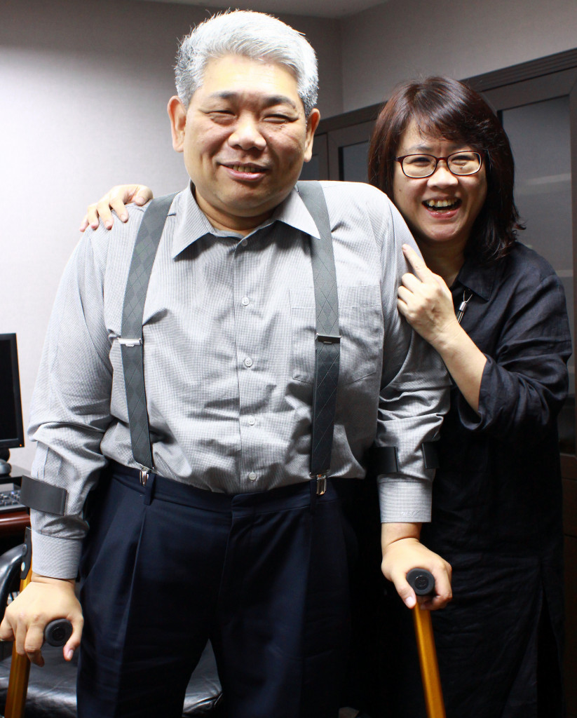 王榮璋、周文珍這對夫妻結婚17年,時時抬摃、卻不曾吵架,小兒麻痺病毒從不曾在他們的生活和心裡「生過根」,他們都堅信「沒有障礙的人、只有障礙的環境」。圖/楊惠君攝