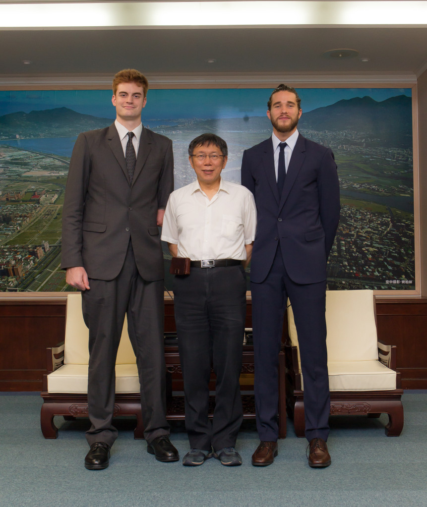 台北市長柯文哲今與美國獨臂籃球選手Kevin Laue（圖左），及歷經6次膝蓋手術，仍堅持夢想的職籃選手Torgrim Sommerfeldt（圖右）會面，引用北海道大學創校者名言「Boys, be ambitious!」，鼓勵年輕人應胸懷大志。（圖北市府提供20150624）